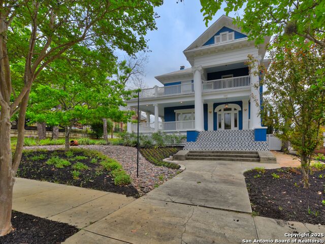 702 W French Pl Property Photo