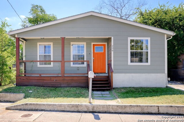 226 Bee St Property Photo 1