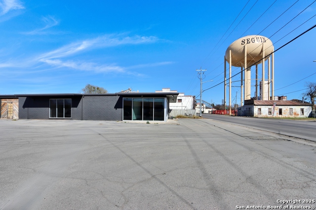 404 W Kingsbury