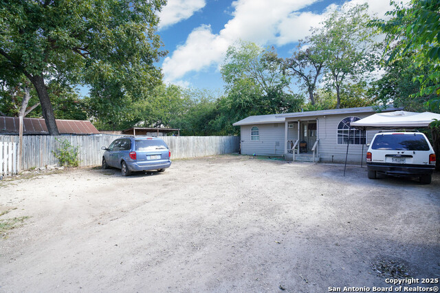 148 Gifford St Property Photo 4