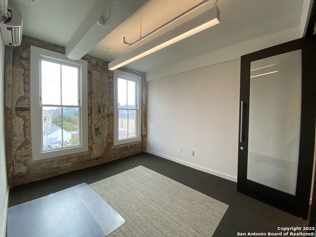 219 N Alamo St Property Photo 3