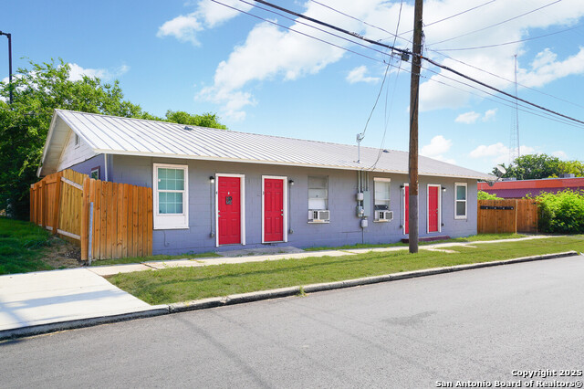 1007 El Paso St Property Photo 1