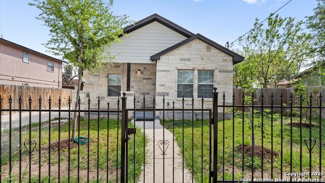 212 W Baylor Property Photo 1