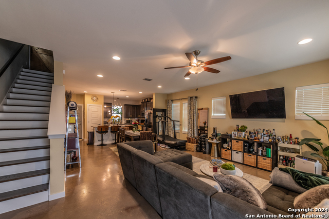 619 Burleson St Property Photo 2