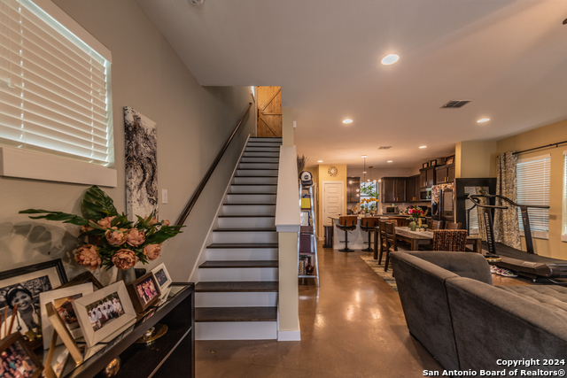 619 Burleson St Property Photo 3