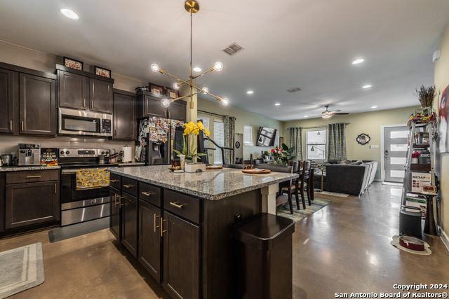 619 Burleson St Property Photo 4