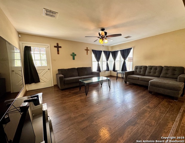710 W Hondo Property Photo 8