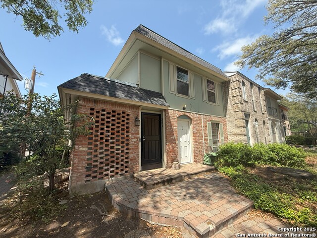 2811 Woodbury Dr Property Photo 1