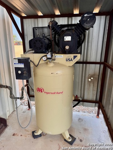 1501 Lillian Property Photo 21