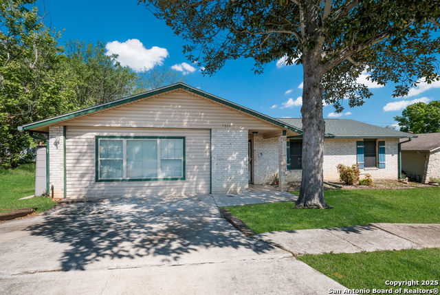 7813 Hollow Oak Property Photo 1