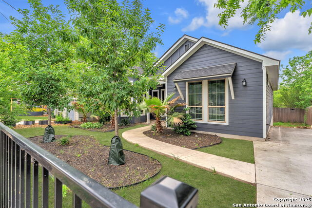 814 Poinsettia Property Photo
