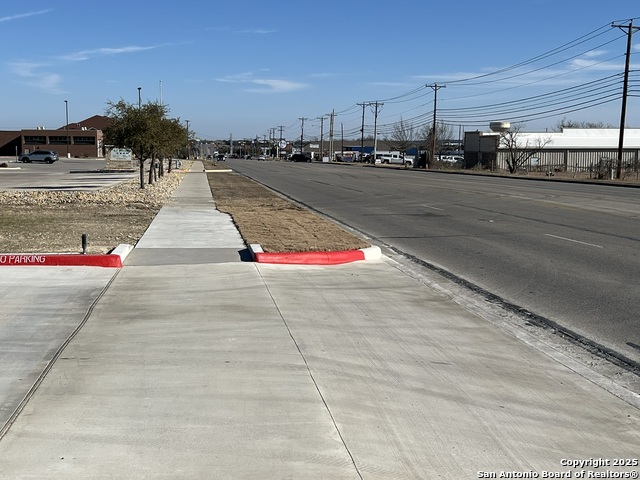 1811 E Elms Property Photo 3