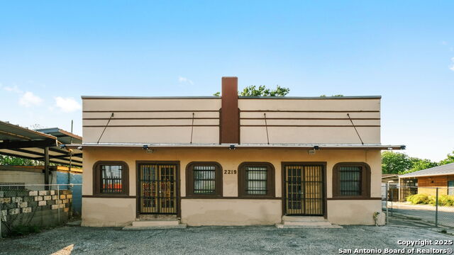 2219 S Flores Property Photo 1