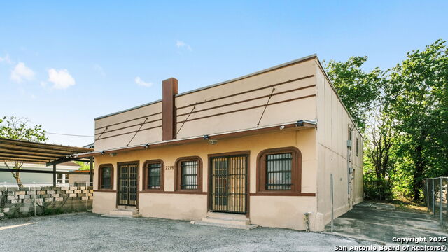 2219 S Flores Property Photo 2