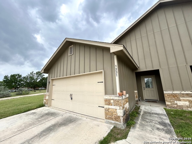 1231 Ervendberg Property Photo