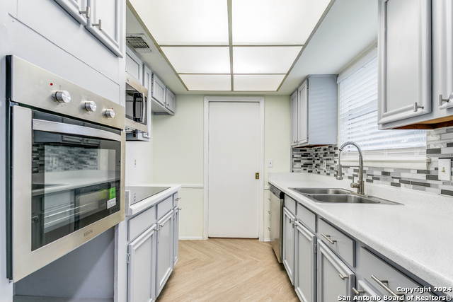 7442 Castle Trail Dr Property Photo 14