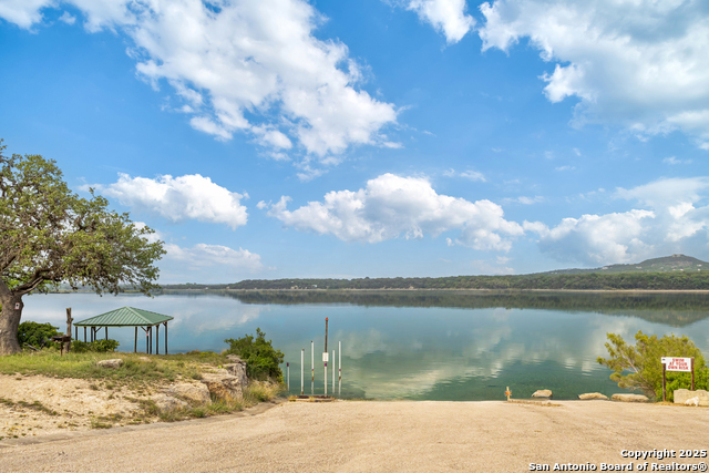696 Pr 1512 Property Photo 1