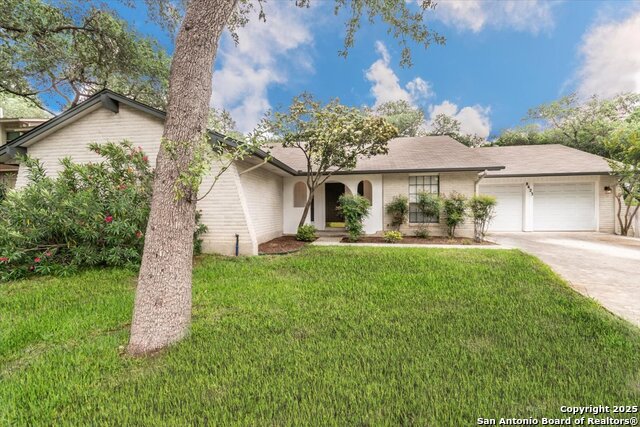 8423 heraldry Property Photo 1