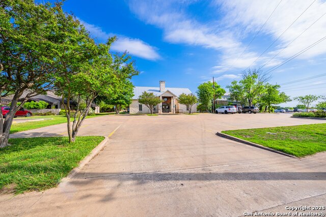 204 W Windcrest Drive Property Photo 5