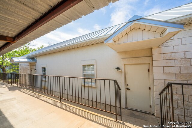 204 W Windcrest Drive Property Photo 8