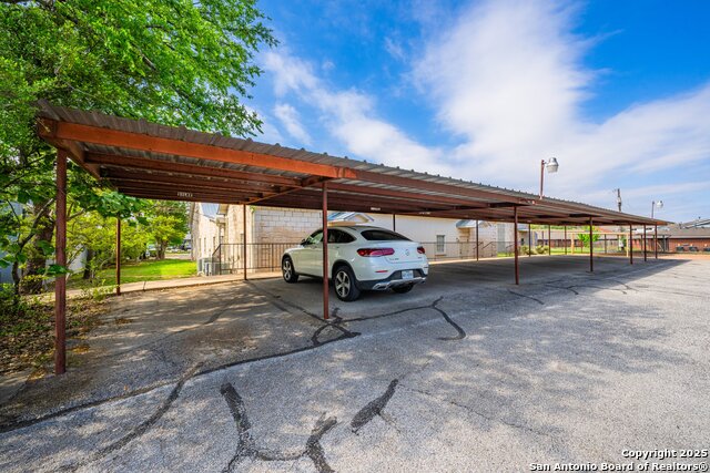 204 W Windcrest Drive Property Photo 11