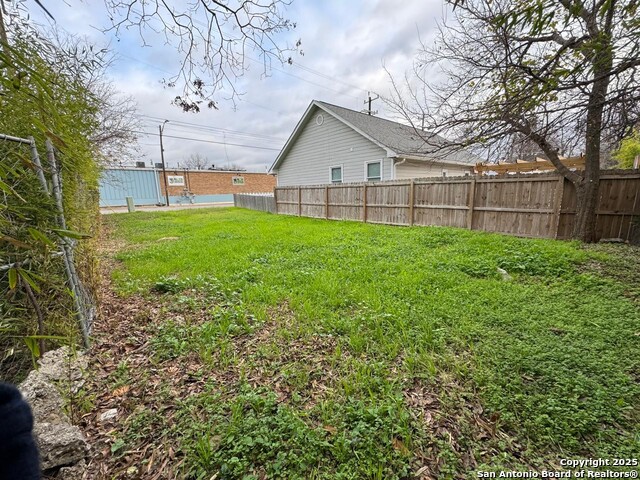 423 N Hackberry St Property Photo 4