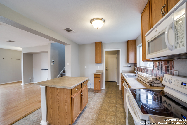9843 Barhill Bay Property Photo 14