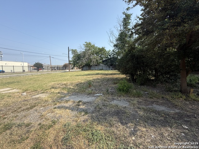 901 E Crockett Property Photo 1