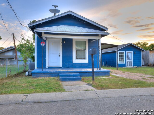 919 MONCLOVA ALY Property Photo 1