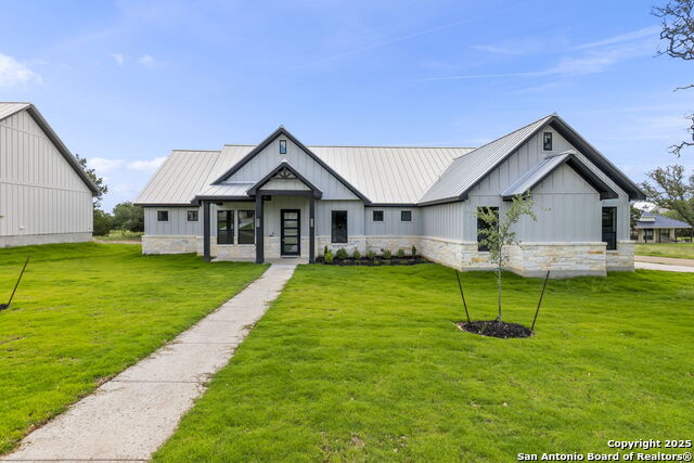 33 Peace Pipe Property Photo 1