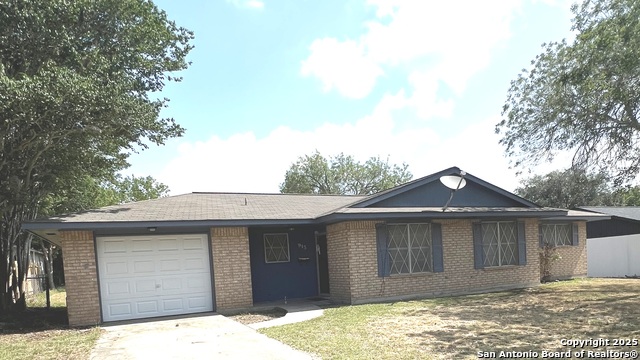 915 Muecke Dr Property Photo 1