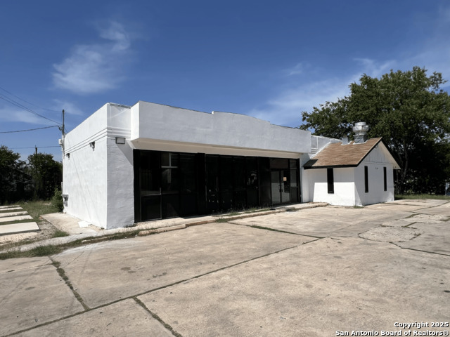 2803 E Houston Property Photo 3