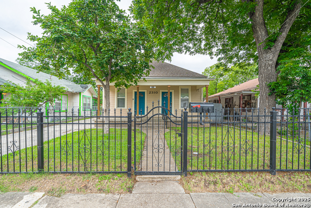 2310 W Houston St Property Photo 1