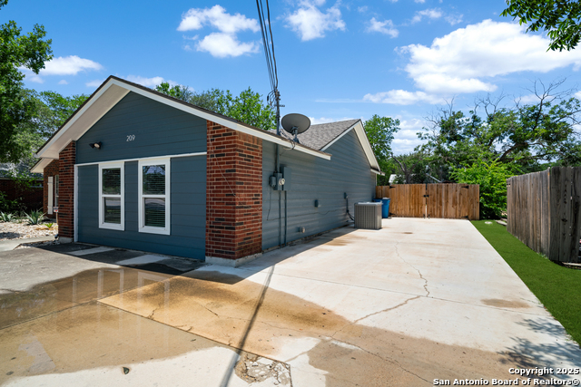 209 S Main Property Photo 3