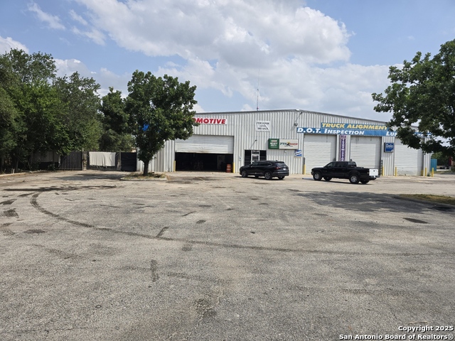 8722 Interstate 35 S Property Photo 1