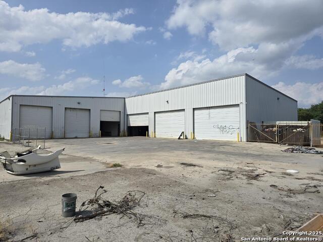 8722 Interstate 35 S Property Photo 2