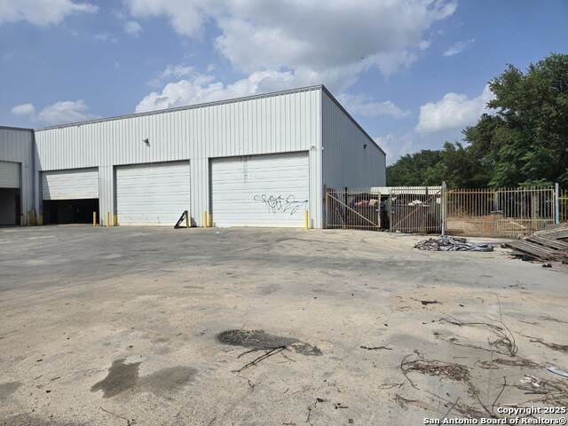 8722 Interstate 35 S Property Photo 3