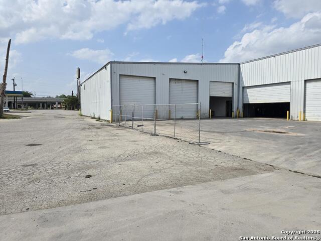 8722 Interstate 35 S Property Photo 4