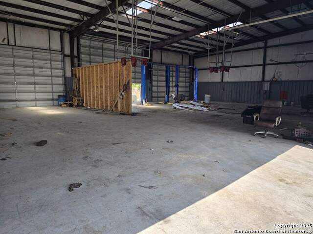 8722 Interstate 35 S Property Photo 5
