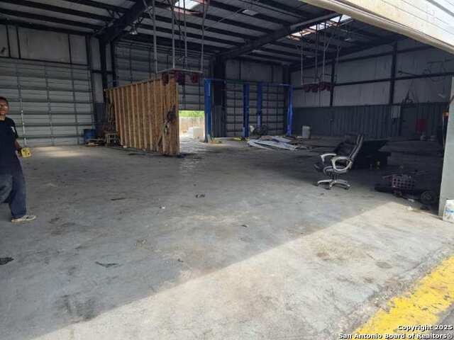 8722 Interstate 35 S Property Photo 6