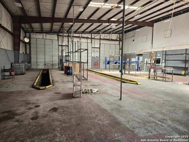 8722 Interstate 35 S Property Photo 7