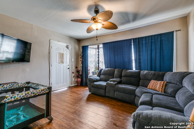 326 Balboa Ave Property Photo 5