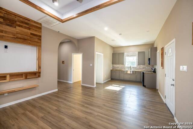304 E 9th Property Photo 3