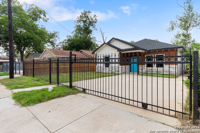 241 Hawthorne Property Photo 1