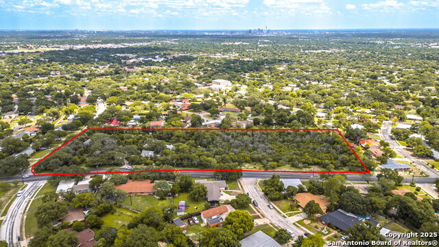2422 Hillcrest Dr Property Photo 2