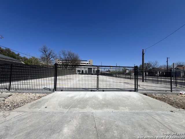 1303 W Commerce Property Photo 1