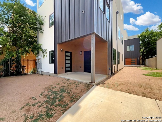 2615 S Flores St Property Photo 1