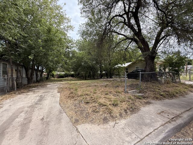 2807 Roselawn Property Photo 1