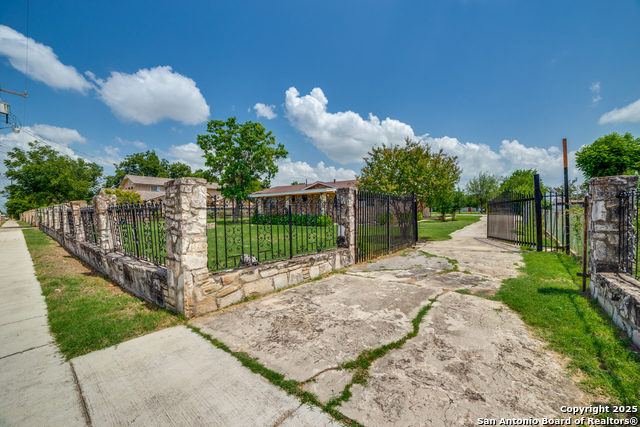 606 W Baetz Blvd Property Photo 1