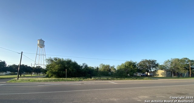 102 E Leona Property Photo 1